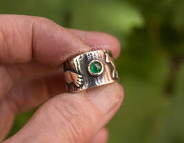 Emerald cat and raven ring