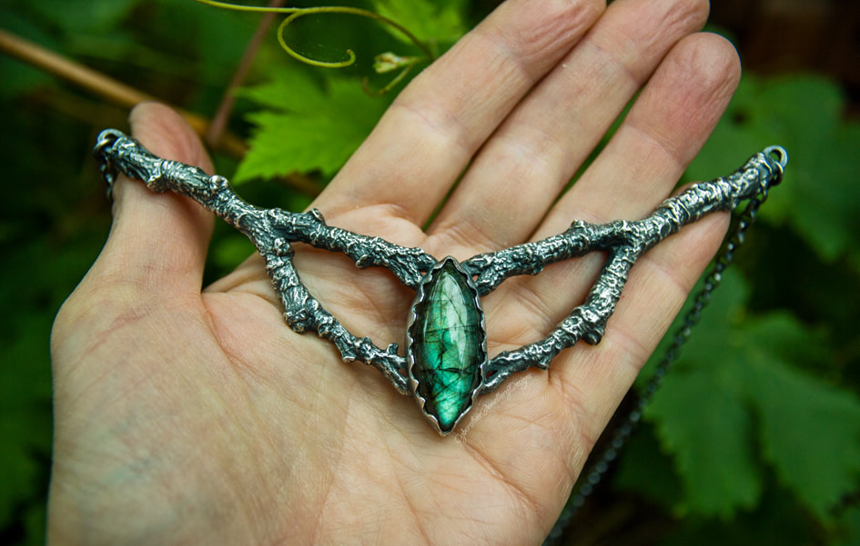 Silver twig nacklace with Labradorite